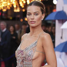 Margot Robbie v kreácii Armani Privé