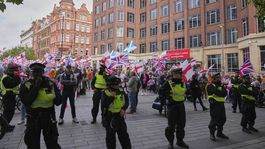 Policajti tvoria rad pred demonštrantmi z...