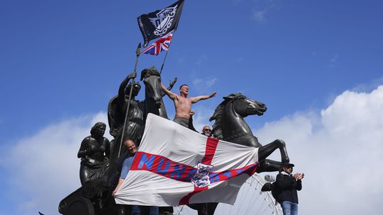 Ľudia demonštrujú počas zhromaždenia Unite the...