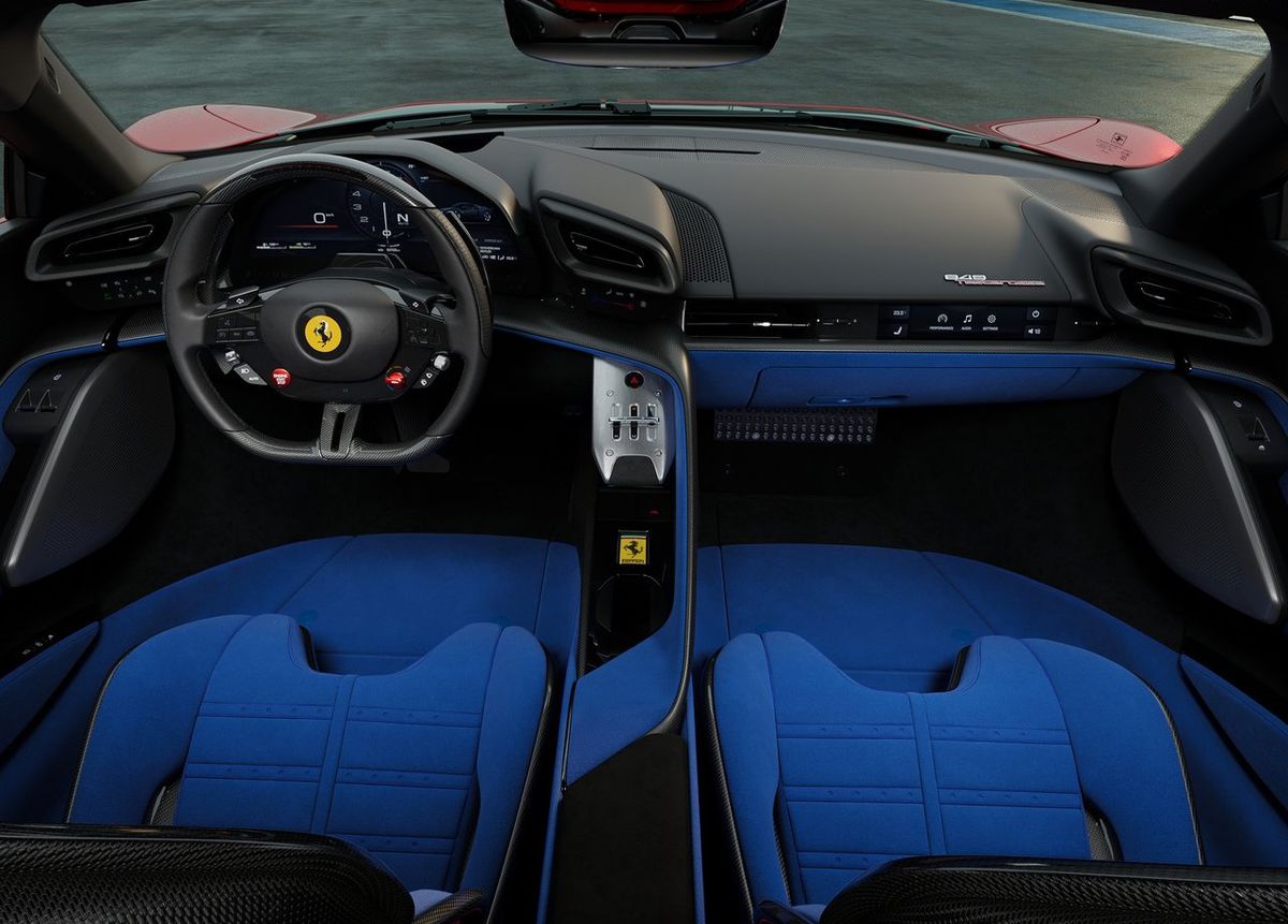 Interiér je v porovnaní s SF90 modernizovaný a...