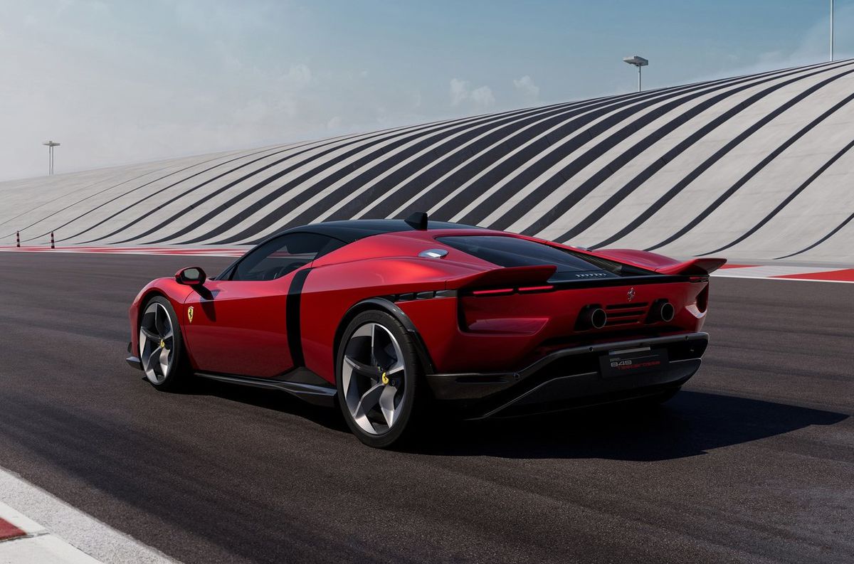 Vzadu je dizajn pomerne umiernený s dvomi...