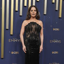 Herečka Catherine Zeta-Jones v kreácii Yara Shoemaker. 