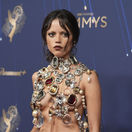 Herečka Jenna Ortega prišla na červený koberec v kreácii Givenchy. 