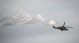 Bojový vrtuľník na spoločných...