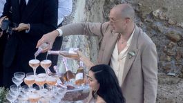 Popová hviezda Charli XCX a jej manžel, bubeník...