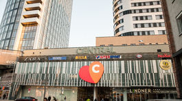 Nákupné centrum Central vypĺňa plochu vedľa...
