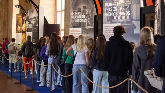 Študenti si prezerajú výstavu o českých...