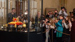 Školáci si fotia vitrínu s českými...