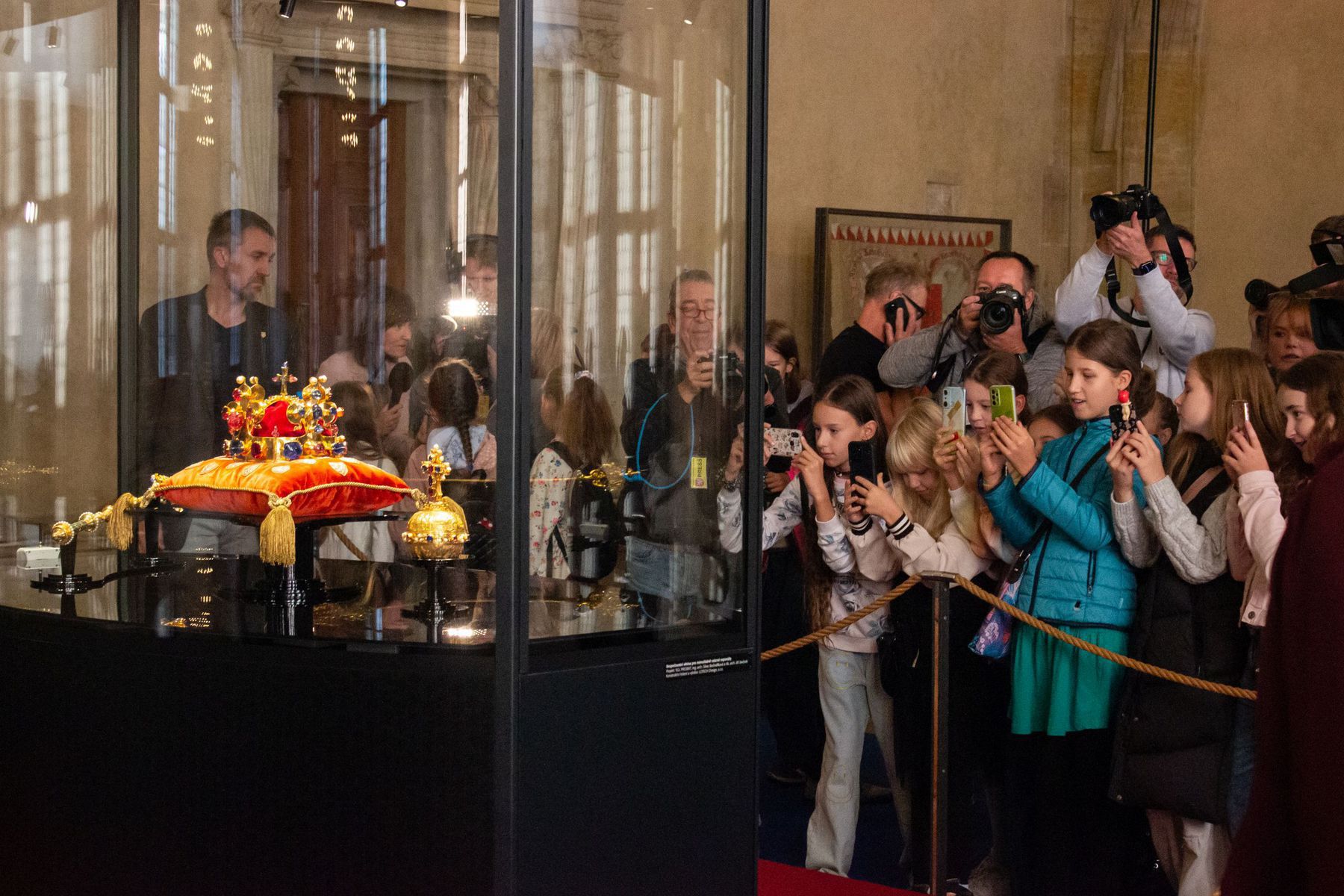 Školáci si fotia vitrínu s českými...