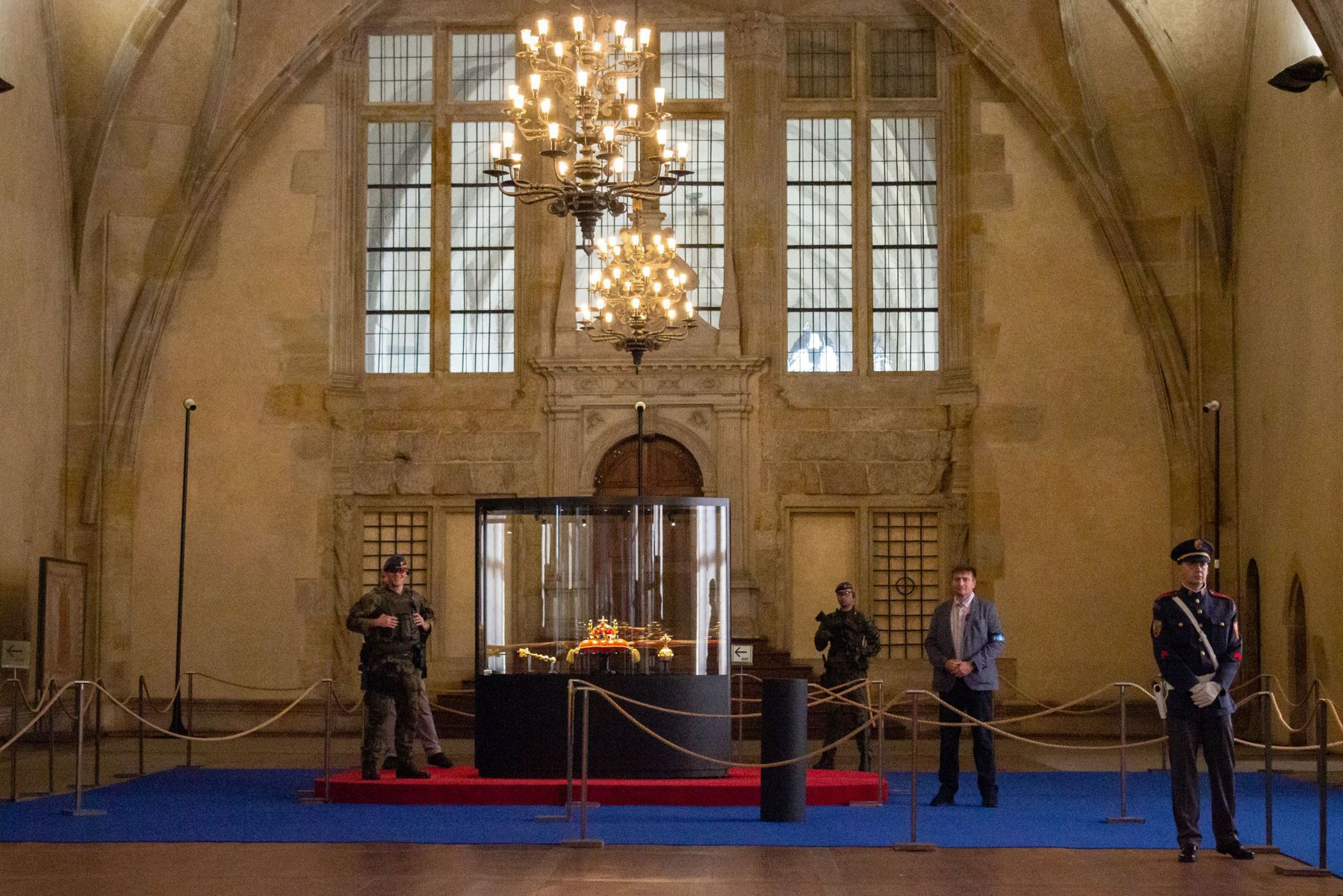 Vitrína s českými korunovačnými klenotami vo...