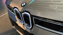 Jedno z prvých vyrobených BMW iX3 vo vestibule...