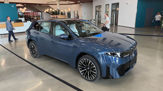 Jedno z prvých vyrobených BMW iX3 vo vestibule...