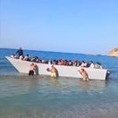 Grécko, migranti, loď, pláž,