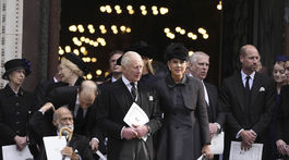 Kráľ Karol III a Sophie Winkleman odchádzajú zo...