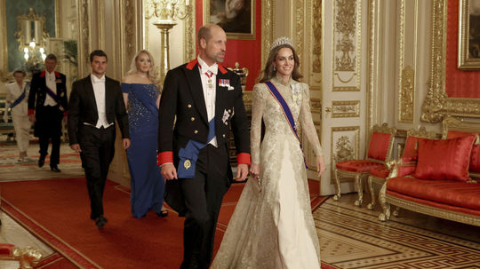 Princ Williams a princezná Kate prichádzajú na...