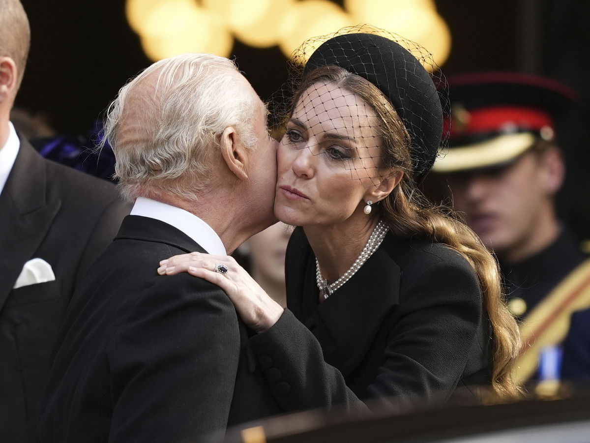 Princezná Kate z Walesu bozkáva na rozlúčku...