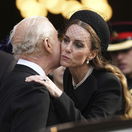 Princezná Kate z Walesu bozkáva na rozlúčku kráľa Karola III. 