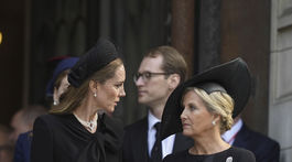 Princezná Kate z Walesu (vľavo) a vojvodkyňa...