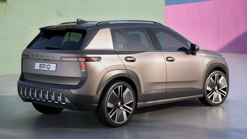 Zadné lakované stĺpiky majú tvar obrátenej...