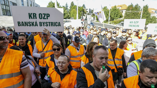 Na snímke odborári z Odborového zväzu polície...