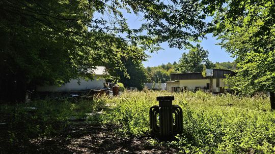 Areál bufetu pri pamätníku Dargov je roky...