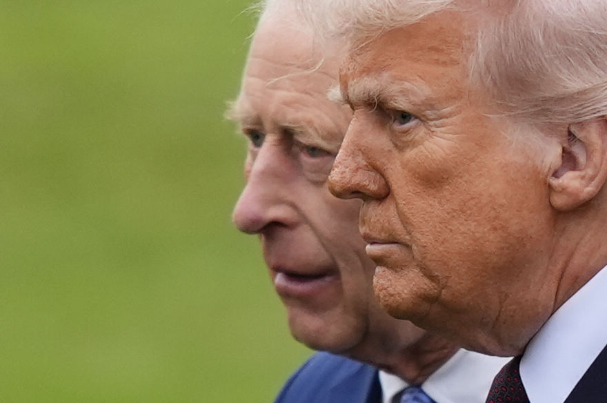 Kráľ Karol III. (v pozadí) a americký prezident...