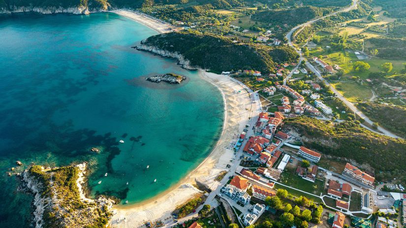 Letecký pohľad na pláž Kalamitsi v Grécku.