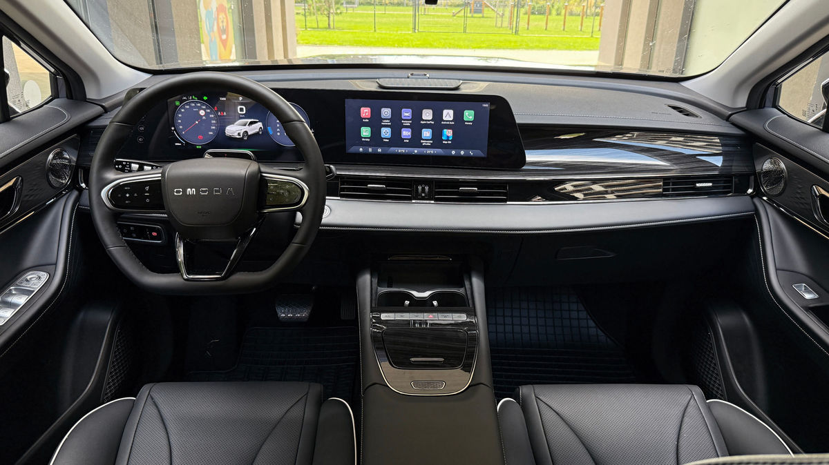 Palubnej doske dominujú dva 12,3 palcové...