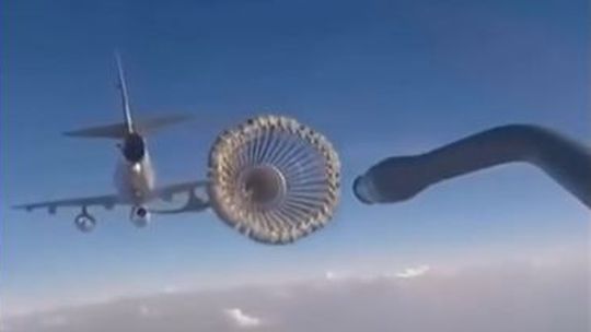 Rusko v Arktíde otestovalo doplňovanie paliva do bombardérov Su-24M za letu