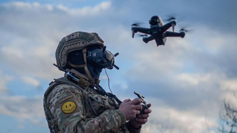 Ukrajinský vojak a dron
