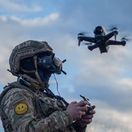 Ukrajinský vojak a dron