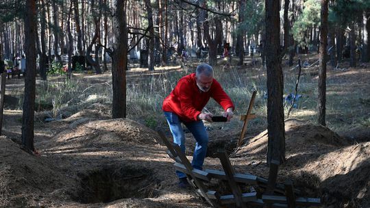 Ivoš fotografuje masové hroby obetí vojny na...
