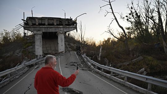 Ivoš fotografuje most zničený pri vojnovom útoku.