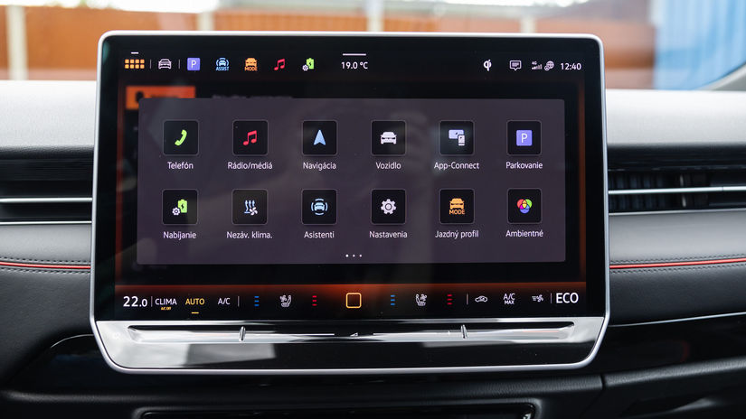 Pätnásťpalcový infotainment má brilantnú...