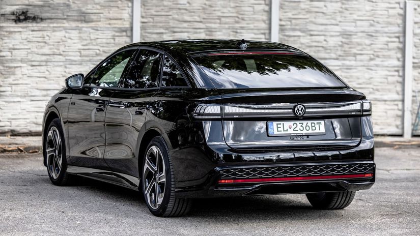 Vzadu je dizajn oživený červenou odrazovou...