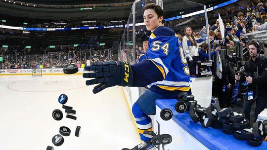 Je pekelne dobrý, mám ho radšej ako Slafkovského. Dvorský uchvátil Švédov i Fínov. Kariéru odštartoval, keď prekonal hviezdneho Čecha