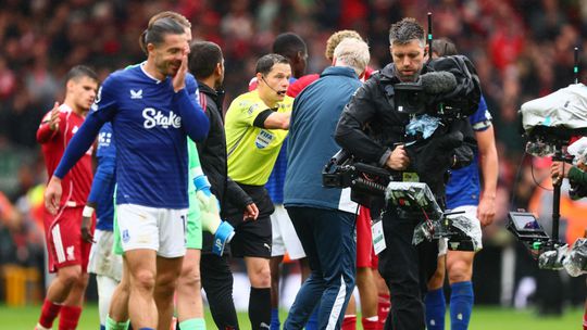 V Liverpoole videli jednu z najbizarnejších žltých kariet roka. Rozhodca si vymyslel vlastné pravidlo