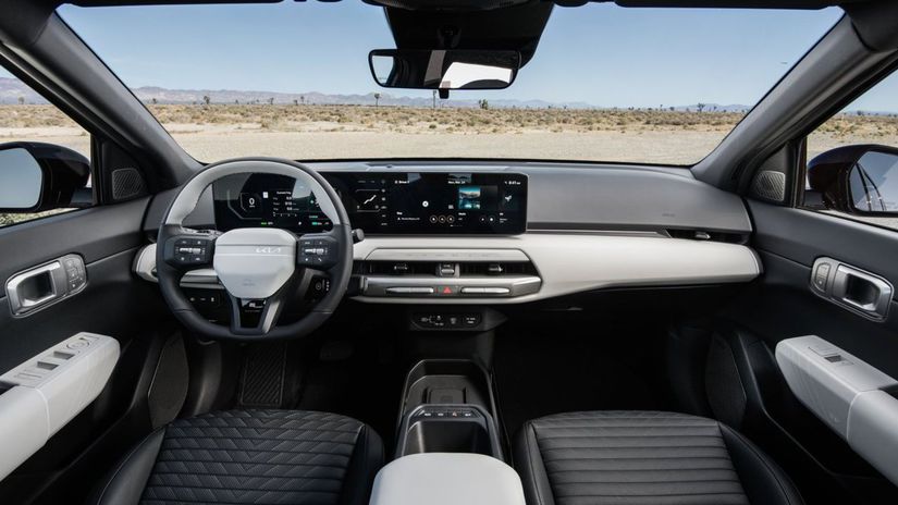 Interiéru dominuje veľká obrazovka s trojicou...