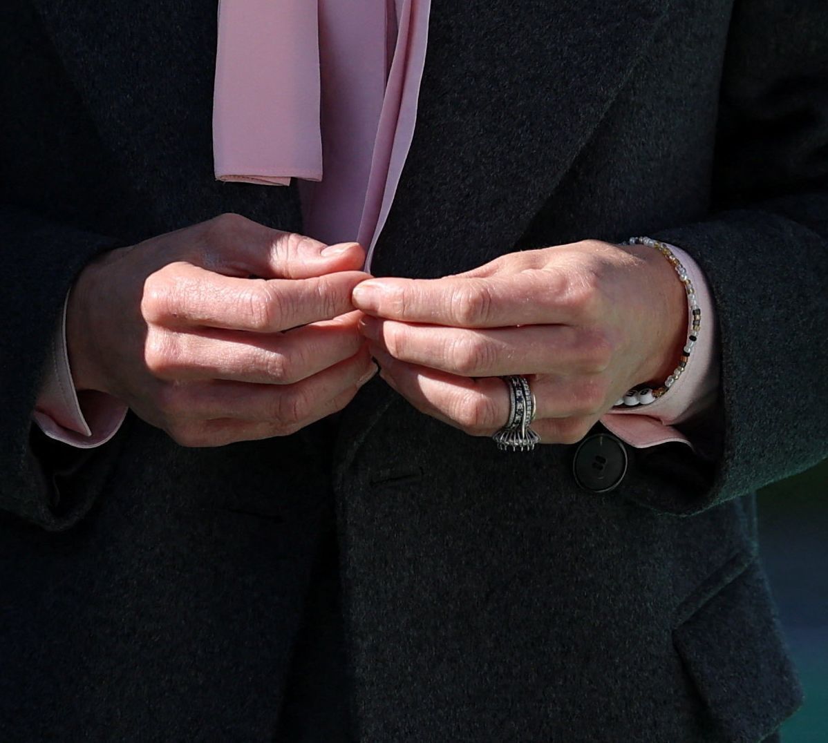 Záber na nový šperk, ktorý zdobí prstenník...