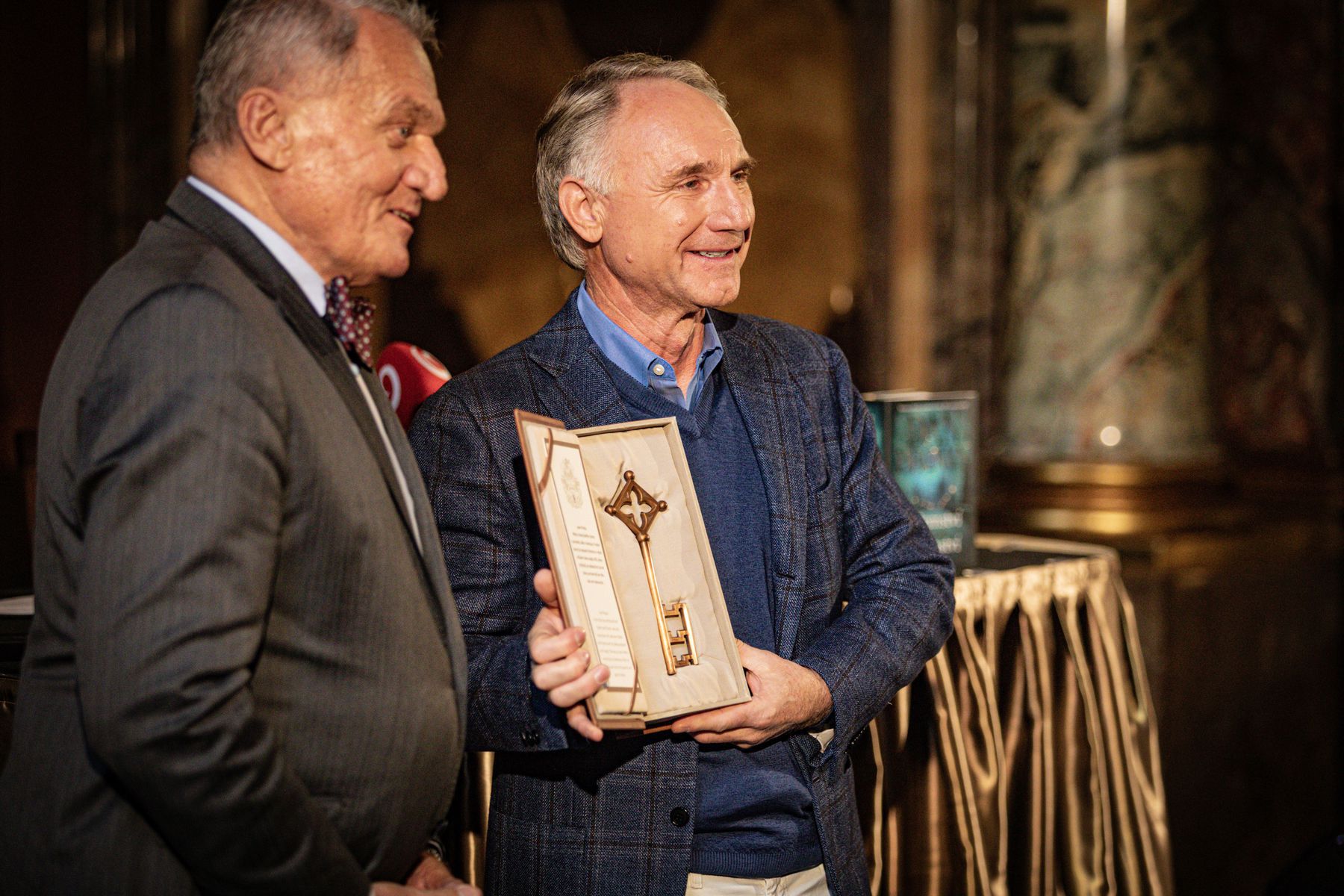 Spisovateľ Dan Brown dostal od primátora Prahy...