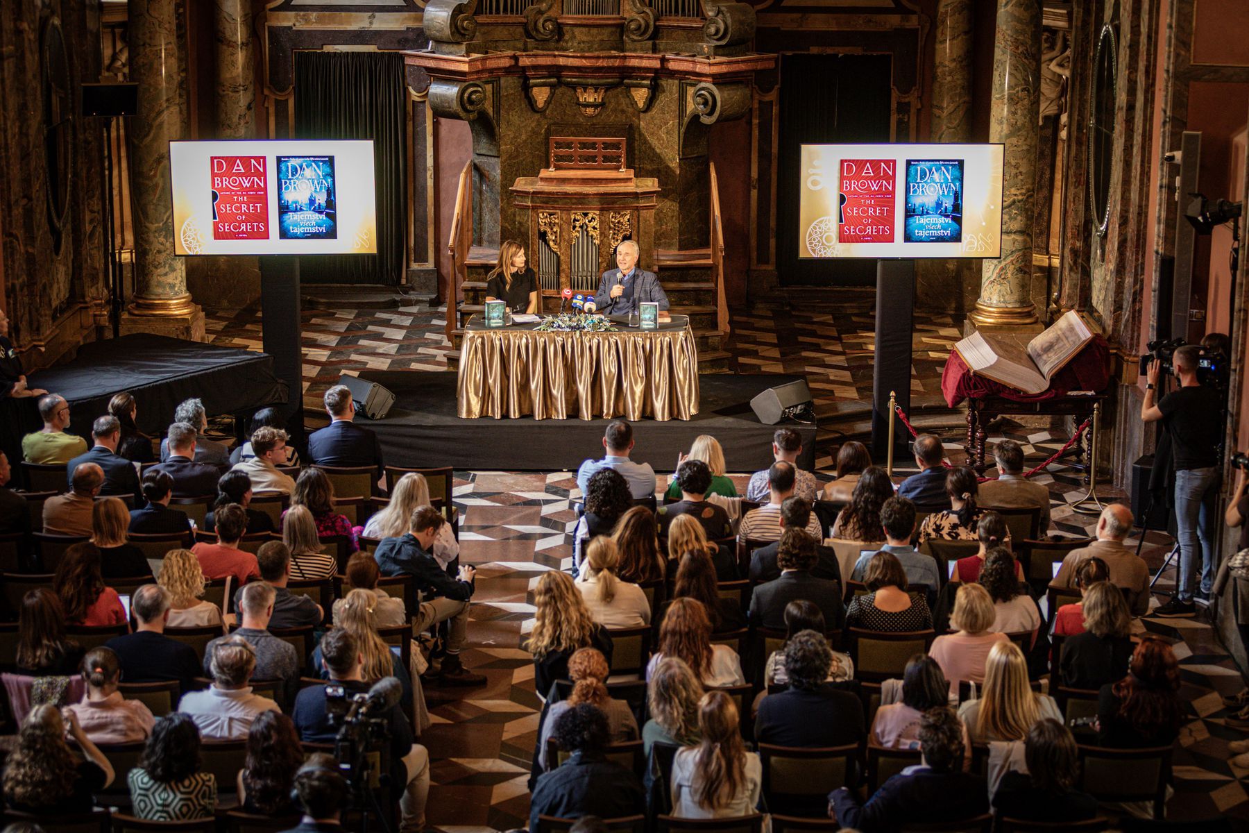 Spisovateľ Dan Brown na tlačovej konferencii k...