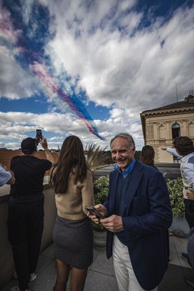 Spisovateľ Dan Brown si fotí stíhačky, ktoré...