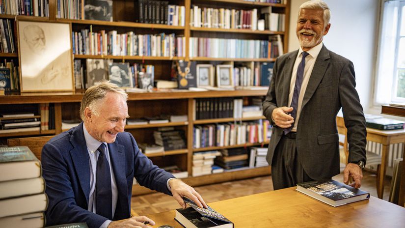 Dan Brown, Petr Pavel