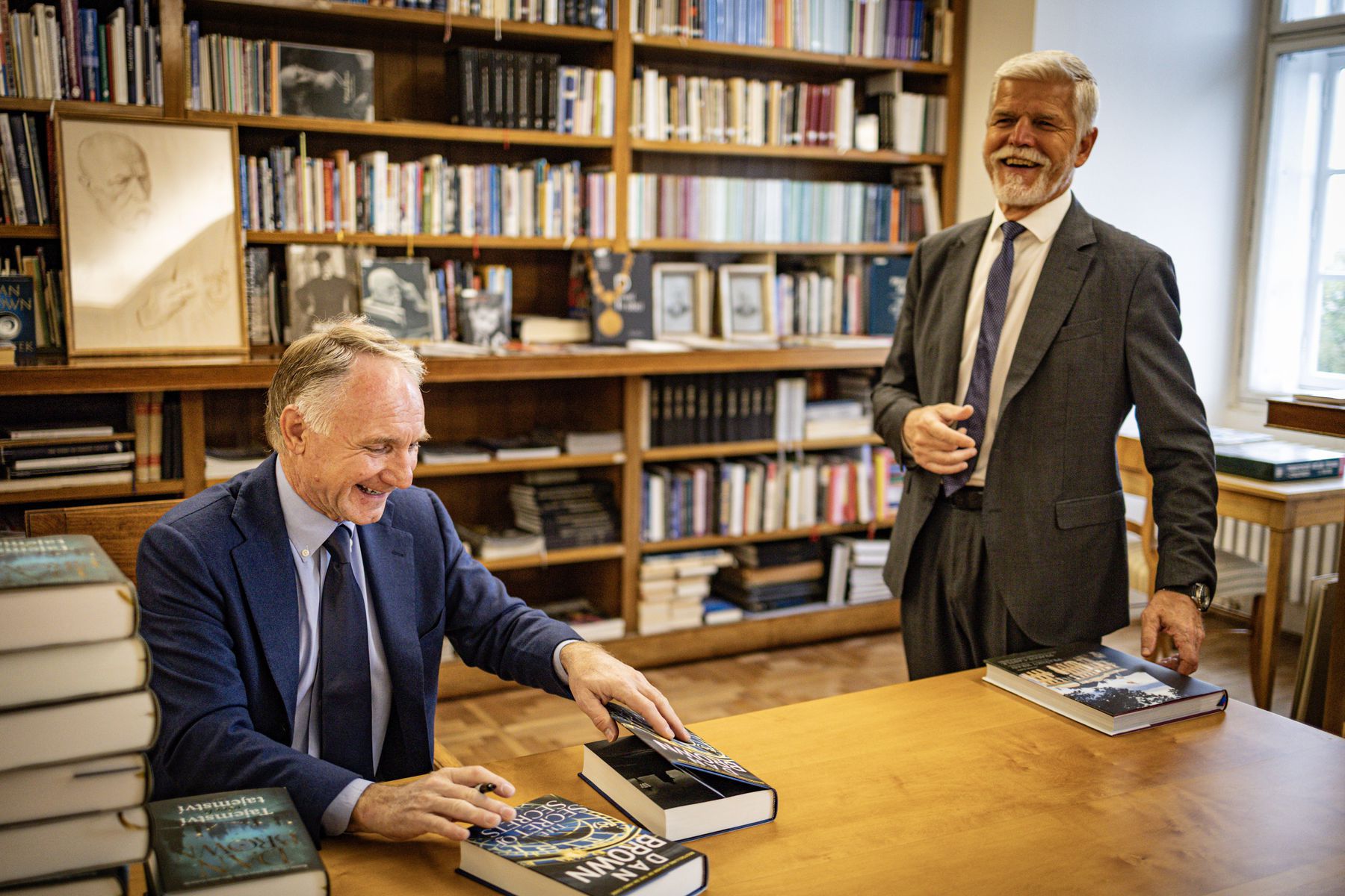 Spisovateľ Dan Brown podpisuje knihy aj svojmu...