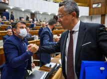 Poslanci schválili konsolidačný balík, jeden z nich nehlasoval. Dane a odvody sa zvýšia, čo všetko sa mení?