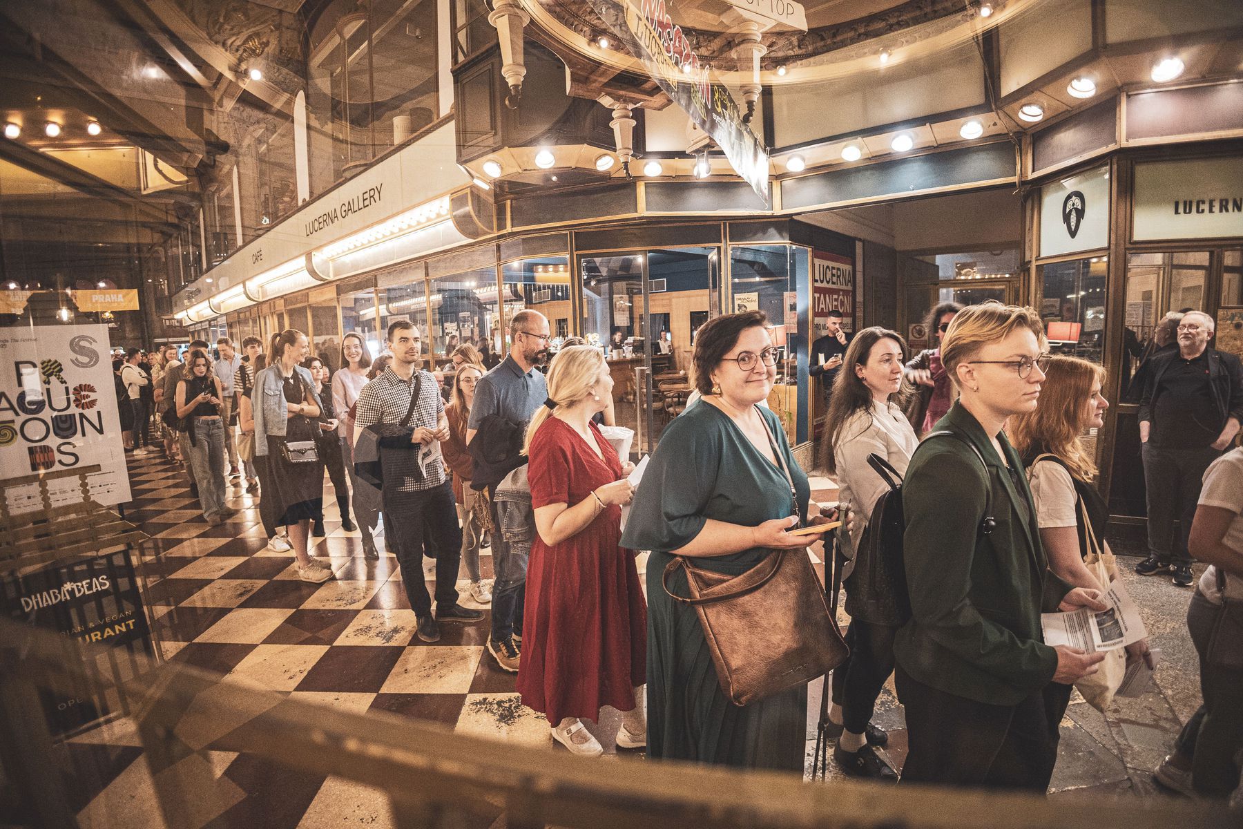 Ľudia čakajú v rade na diskusiu s Danom Brownom...
