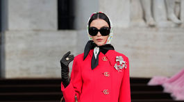 Mariacarla Boscono v kreácii z novej kolekcie Gucci Jar/Leto 2026