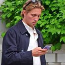 Princ Constantine Alexios na zábere z centra Londýna. 