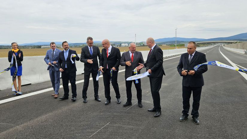 Pásku na novom obchvate slávnostne prestrihol...