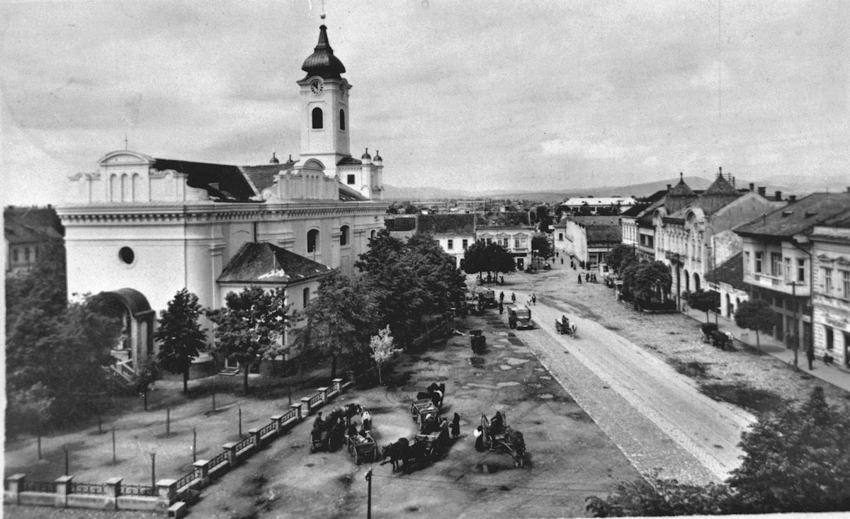 Námestie v Topoľčanoch v druhej polovici 40....
